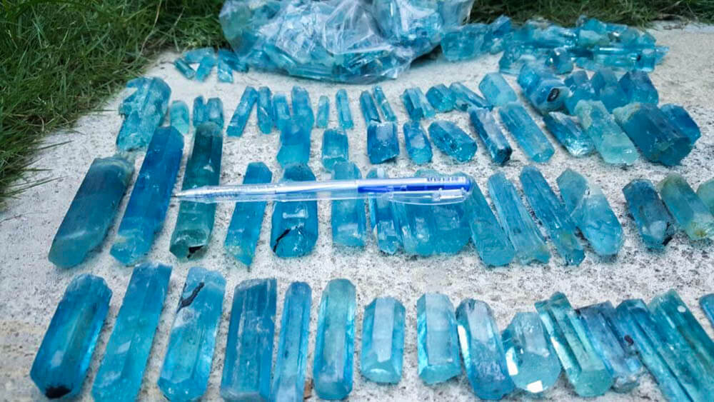 Aquamarin- Kristalle-in-himmelblau